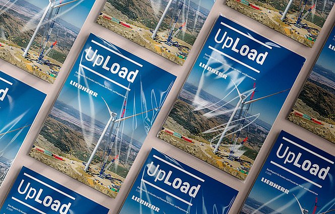 Plusieurs magazines bleus « UpLoad » de Liebherr en disposition en grille, couverture avec éolienne.