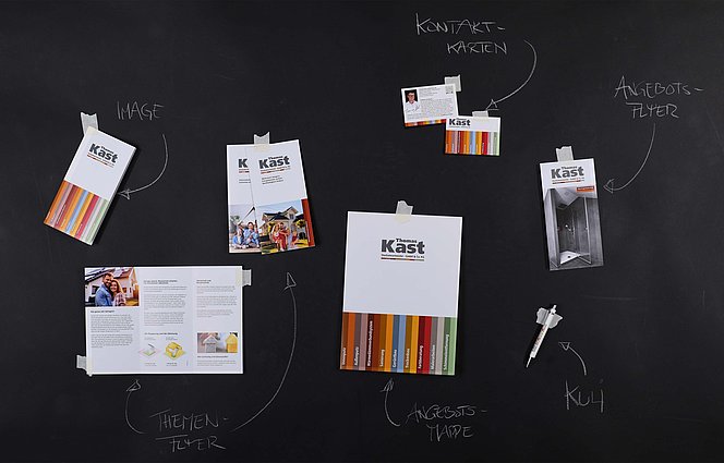 Alle Print Elemente die für Kast gestaltet wurden an eine Tafel gepinnt