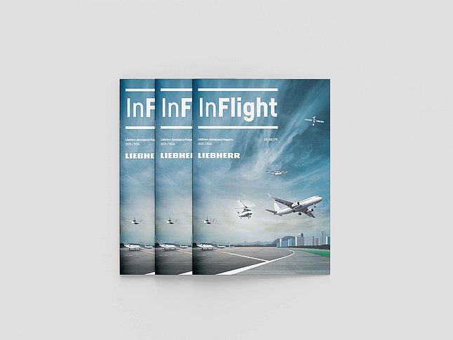 Drei Exemplare des Magazins „InFlight“ von Liebherr, Cover mit Flugzeugen über Startbahn vor Skyline. 