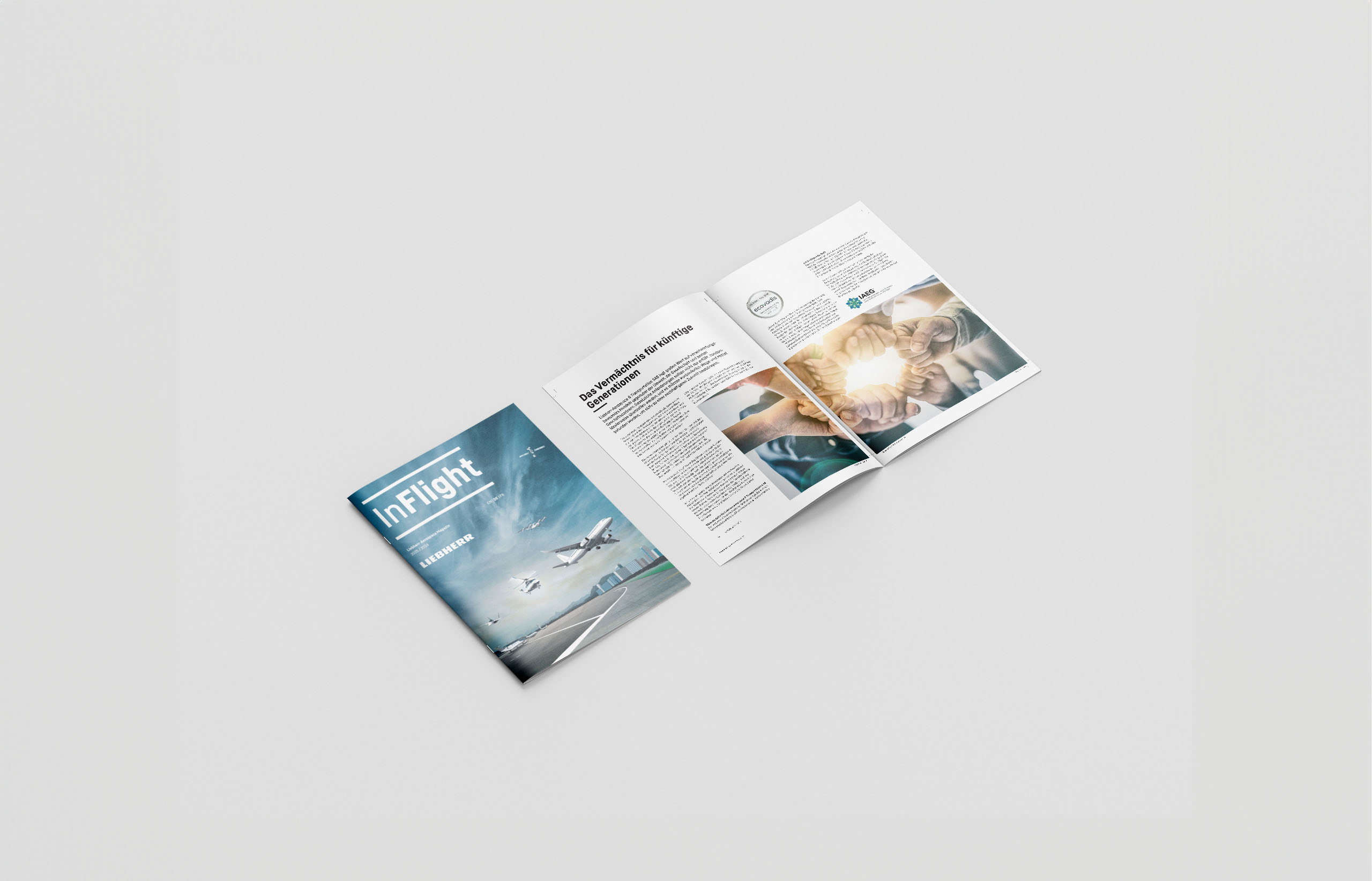 Magazin „InFlight“ – ein Heft geschlossen und eines geöffnet auf hellgrauem Hintergrund. 